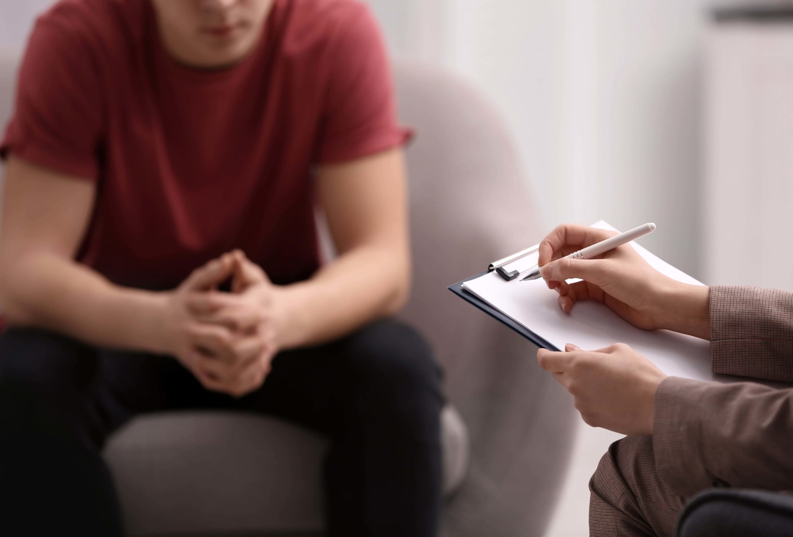 therapist conducting a mental health diagnosis